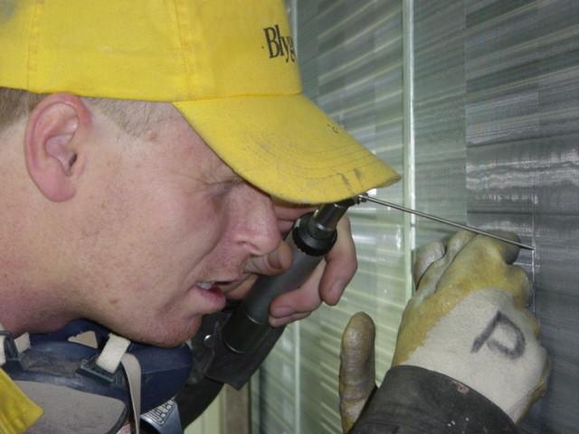 Technicien inspectant un équipement industriel
