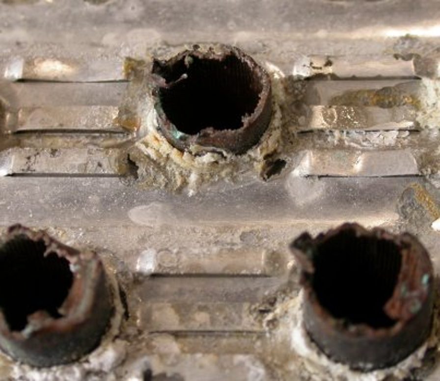Surface ailetée nue, corrosion visible